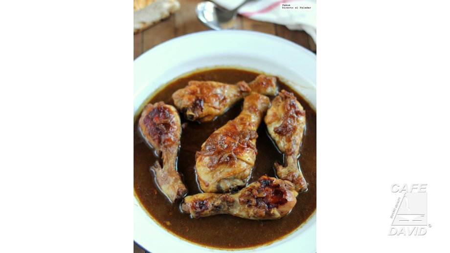 Muslos de pollo encebollados al café Café David